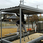 ポンプ小屋設置中